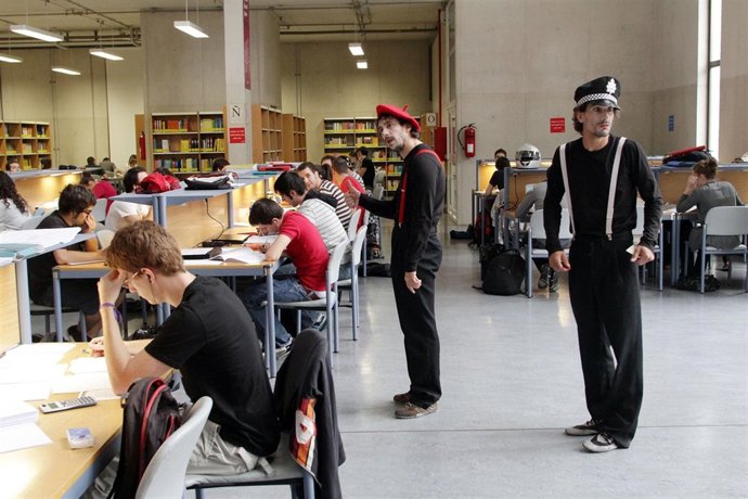 Los Mimos, Durante Una De Sus Intervenciones En La Biblioteca De La UPNA.