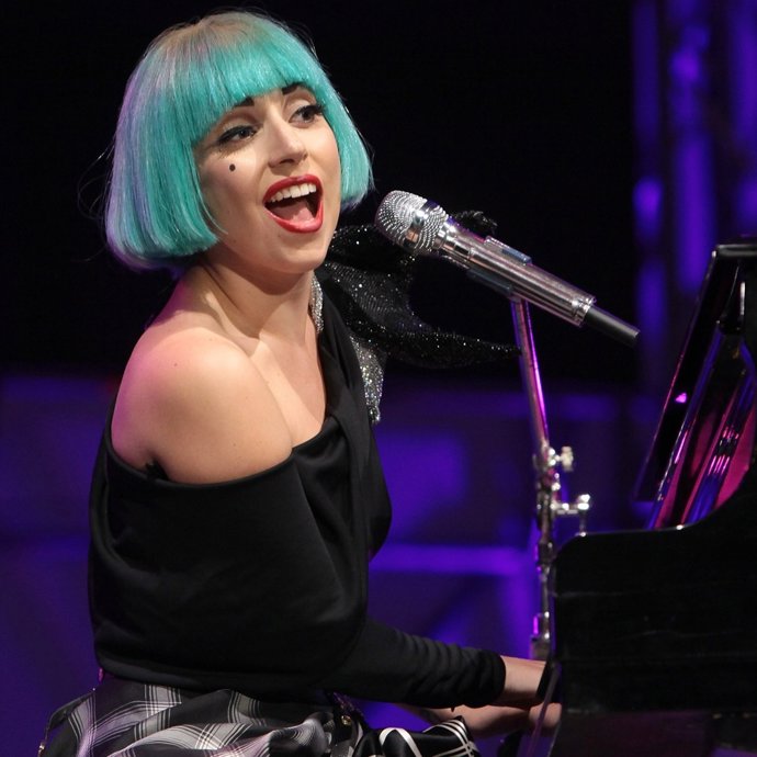 Lady Gaga Cantando En Un Concierto Con Pelo Azul