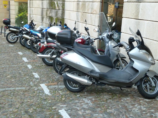 Motos en un aparcamiento