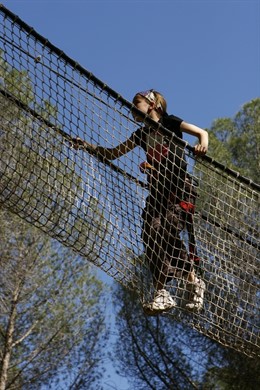 Una Chica Disfruta En Un Parque De La Naturaleza 