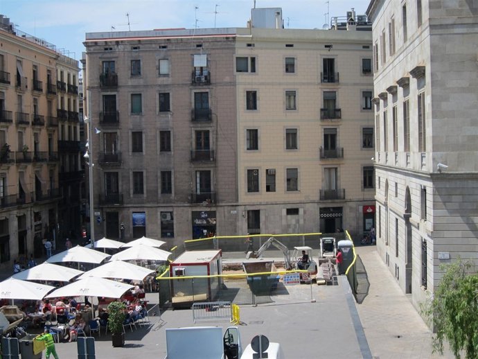 Obras Del Monumento De Los Castellers De Barcelona