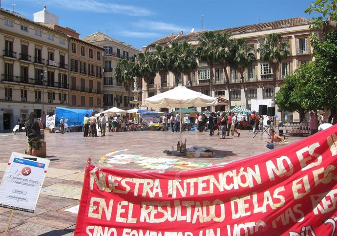 Seguidores Del Movimiento 15M En La Plaza De La Constitución