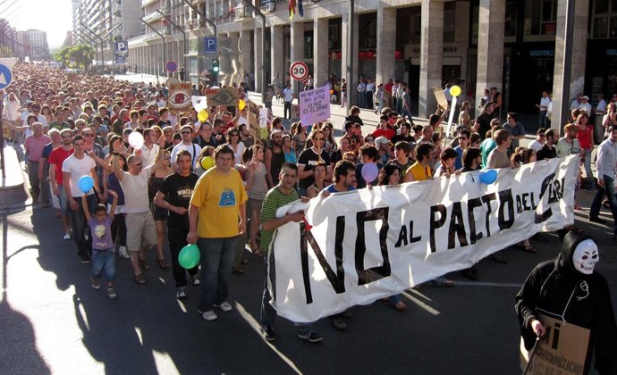Miles De 'Indignados' Recorren Las Calles De Logroño Contra El Pacto Del Euro