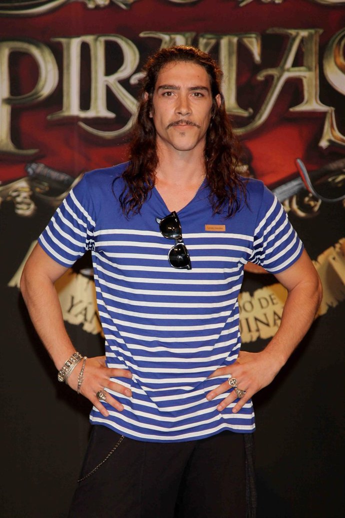 El Actor Oscar Jaenada Con Pelo Largo En Un Photocall De 'Piratas'