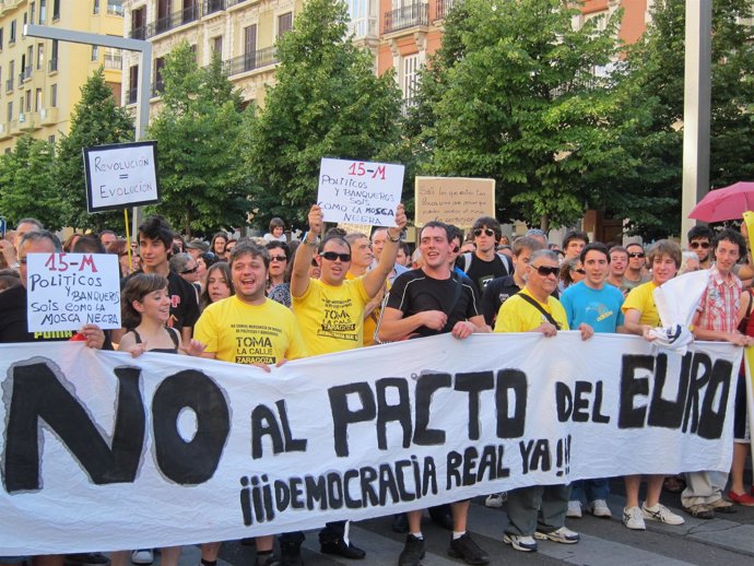 Cabecera De La Manifestación Del Movimiento 15M Contra El Pacto Del Euro.