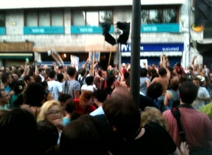 Indignados En Casa De Rita Barberá