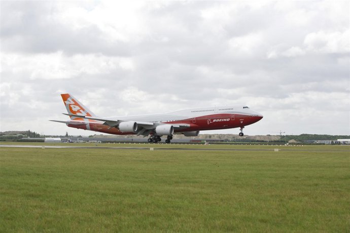 El 747-8 Intercontinental Aterriza En París