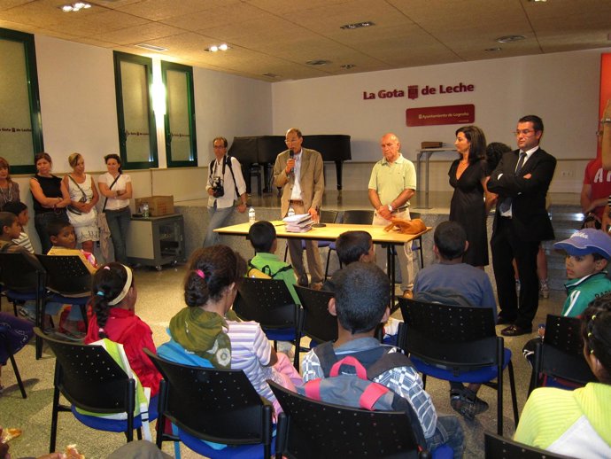 Momento De La Recepción A Los Niños Saharauis