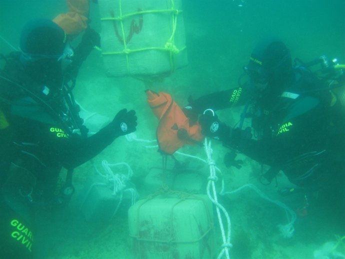 Buzos De La Guardia Civil Recuperan 670 Kilos De Hachís Fondeados En El Mar