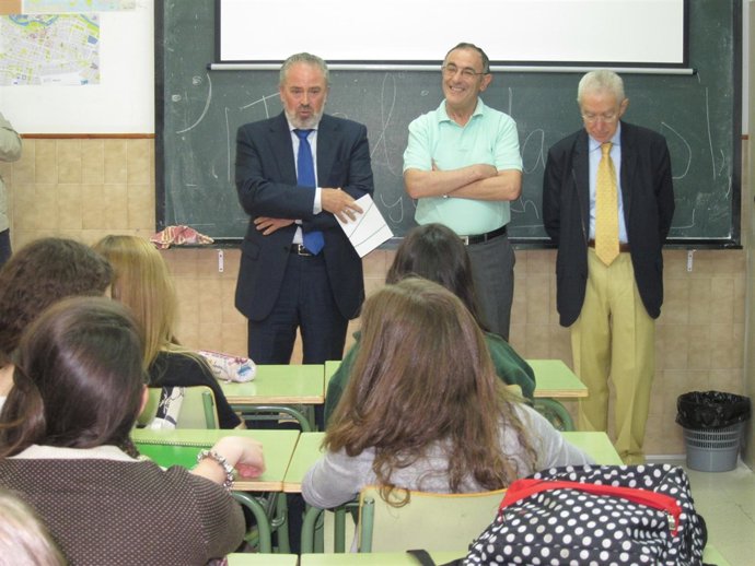 Nieto Y Aizpún Se Dirigen A Los Jóvenes Del IES Sagasta