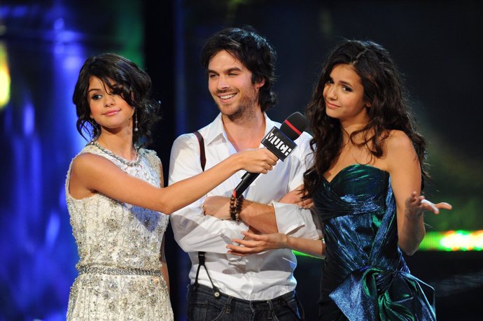 Los Actores Ian Somerhalder Y Nina Dobrev Con Selena Gomez En Una Gala