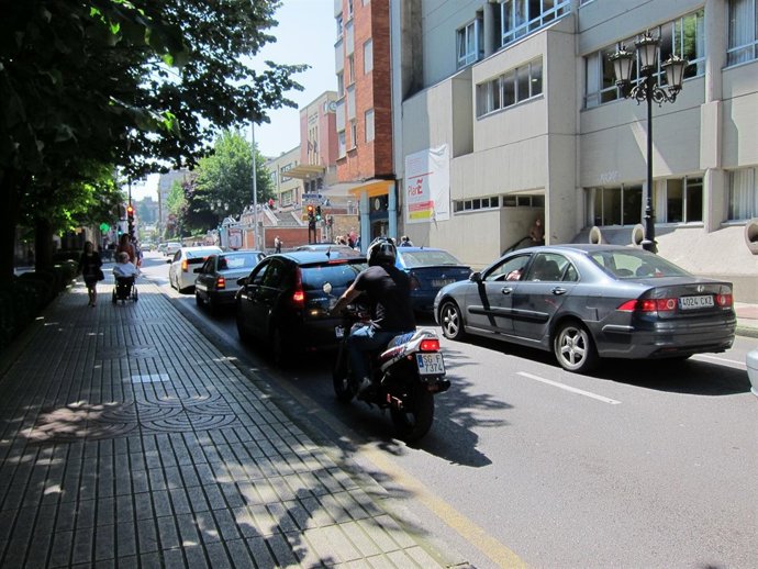 Motorista Parado En Un Semáforo En Oviedo. 