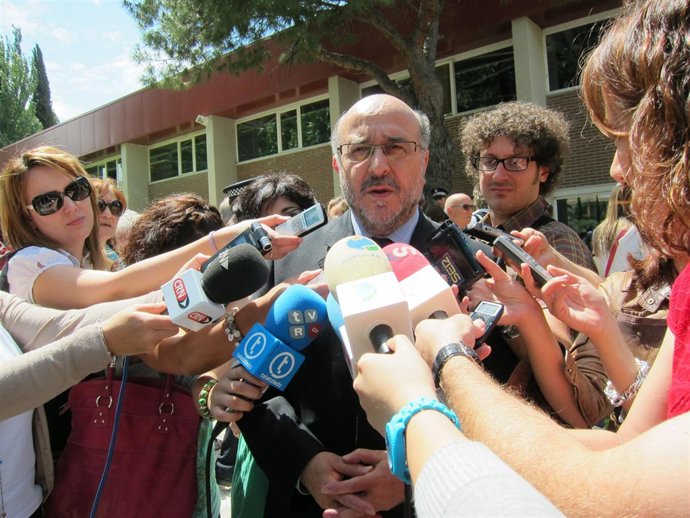 Rafael Perezagua Rodeado De Micrófonos