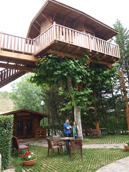 Imagen De La Casa Del Árbol Del Hotel Jakue, De Puente La Reina.      