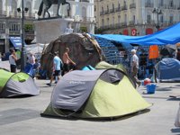 Los últimos acampados comienzan a abandonar Sol para iniciar su ruta por Madrid