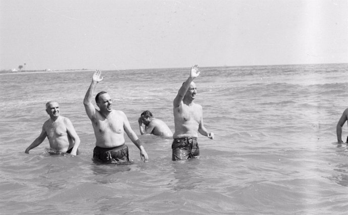 Manuel Fraga en la playa de Palomares (Almería)