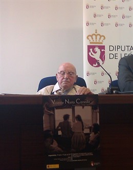 Vicente Nieto Durante La Presentación De La Exposición