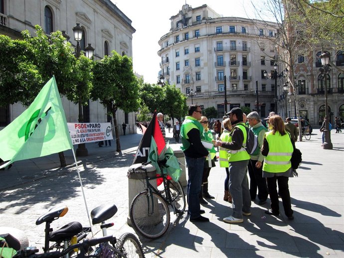 Protesta frente al Ayuntamiento de los trabajadores de Aussa