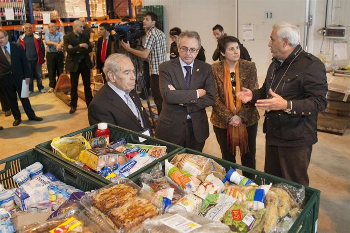 Miguel Sanz En Una Visita Al Banco De Alimentos De Navarra.