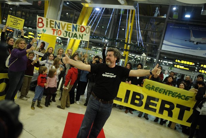 El Director De Greenpeace Espanha Juan Lopez De Uralde Llega Al Aeropuerto De Ba