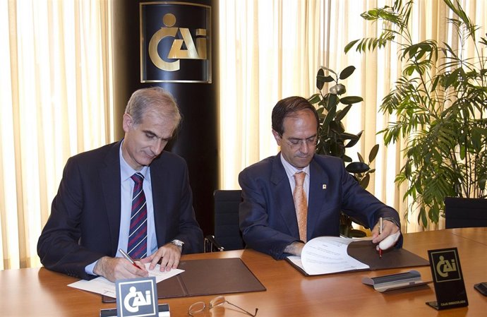 Juan María Pemán Y Armando Carcas, En El Acto De La Firma