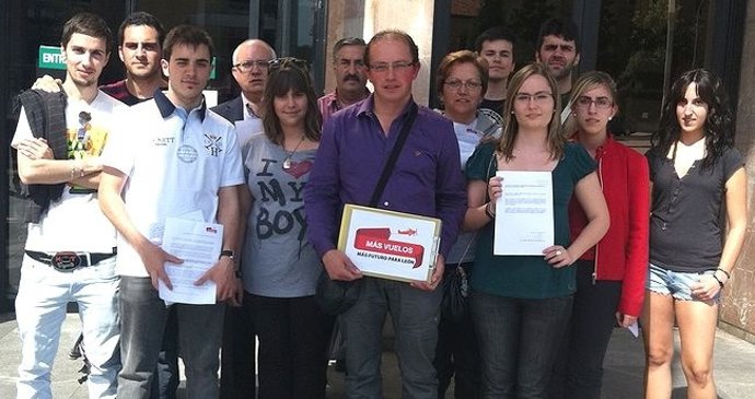 Miembros De La Plataforma Tras Presentar Las Firmas Para Apoyar El Aeródromo