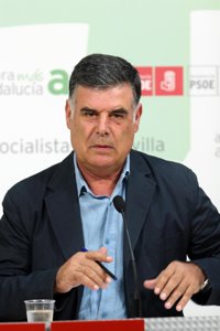 Viera responde a Sanz (PP-A) que sus decisiones "estaban avaladas" jurídicamente y le avisa de una posible querella