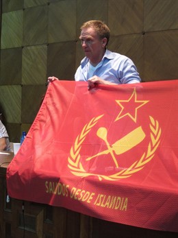 Hordur Torfason Con La Bandera Que Ha Regalado 