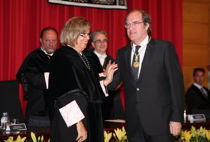 El Ministro De Educación, Ángel Gabililondo, Recibe La Medalla De Oro De La UMA