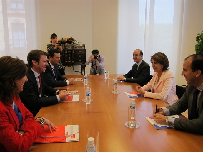 Reunión Entre UPN Y PSN Con Roberto Jiménez Y Yolanda Barcina.