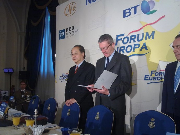 El Alcalde De Madrid Y El Embajador De Japón En España En El Forum Economía