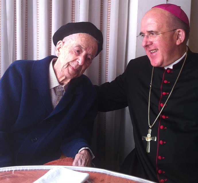 El Sacerdote Fallecido Con Monseñor Carlos Osoro