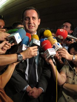 Alarte Atiende A Los Medios Tras La Jura De Camps En Las Corts