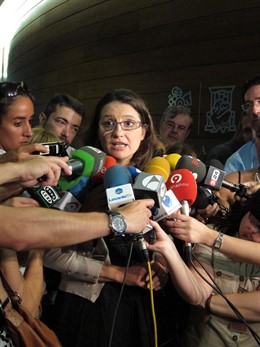 Oltra Atiende A Los Medios Tras La Jura De Camps En Las Corts