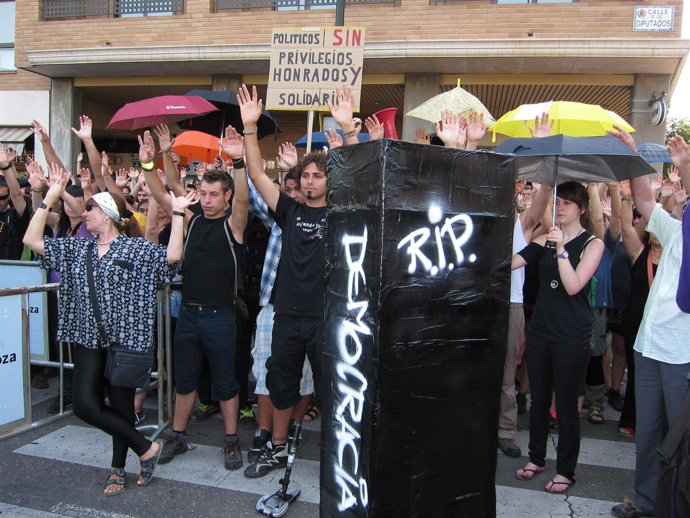 'Indignados' Protestan Ante La Sede De Las Cortes De Aragón