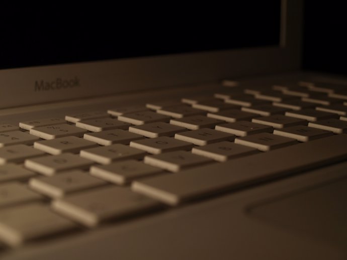 Macbook Oscuro Por Simon Cocks Flickr CC