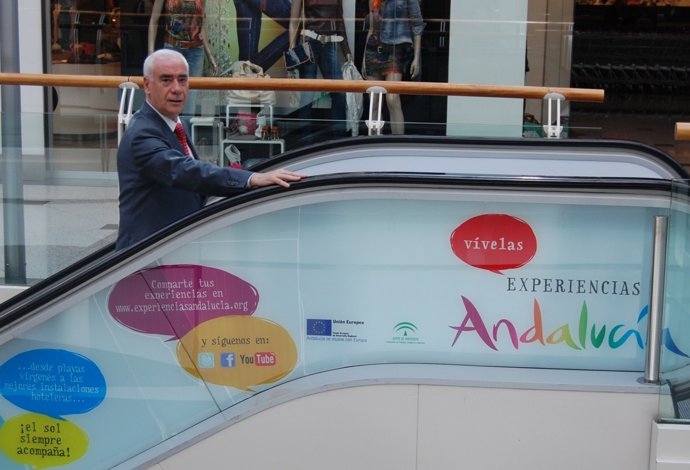 El Consejero, Luciano Alonso, En Una Promoción En Barcelona 