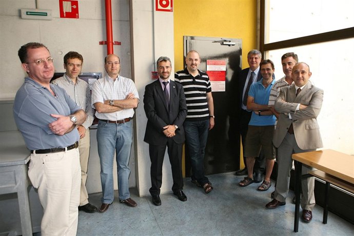 Los Profesores Participantes En El Homenaje Posan Junto A La Placa.