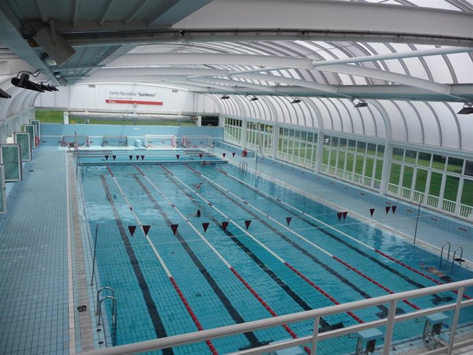 Piscina Del Centro Guelbenzu De Pamplona.