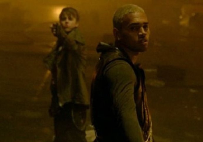 Chris Brown Y Justin Bieber En El Video 'Next 2 You'