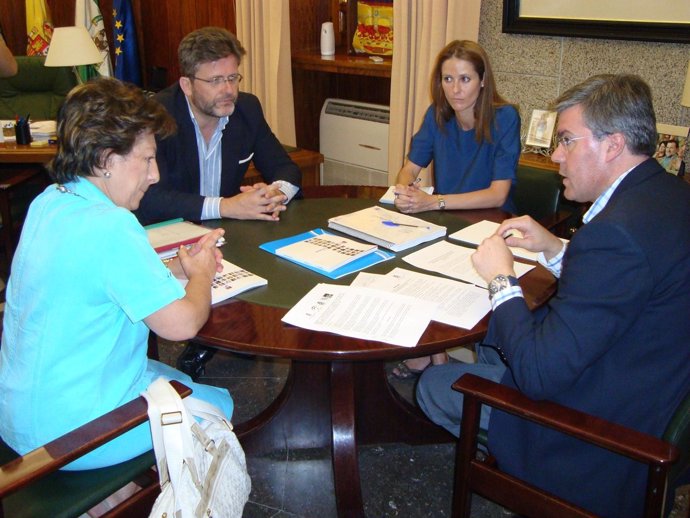 Fernández De Moya Y Nestares, En La Reunión Con La Miembros De La Casa Sefarad.