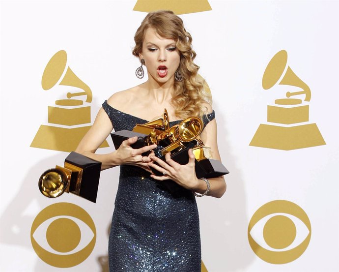 La cantante estadounidense de country Taylor Swift posa con sus Grammy