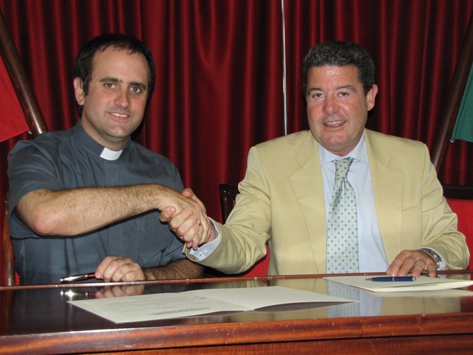 Firma Del Acuerdo Entre Sevillana Endesa Y La Iglesia De San Pedro De Peñaflor