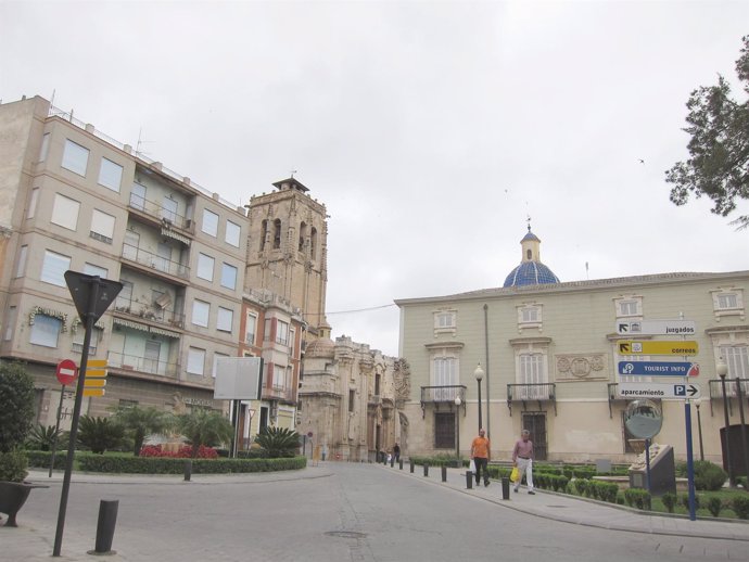 Una Calle De Orihuela, Con La Catedral Al Fondo