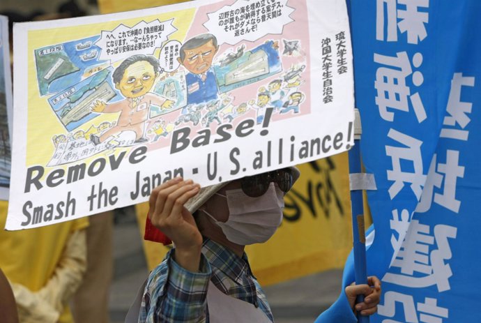 Manifestación Japonesa Contra La Presencia Militar  De EEUU En Okinawa