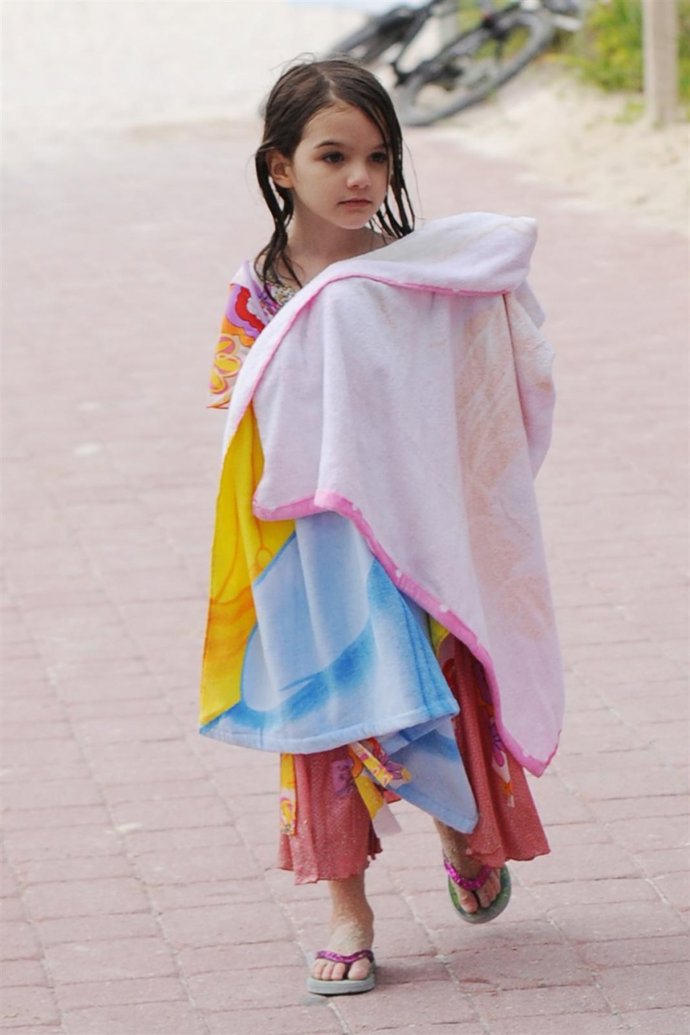 Suri Cruise-Holmes Saliendo De La Playa