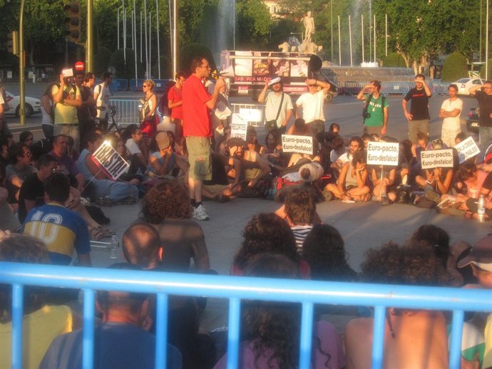 Asamblea Informativa En Neptuno Del Movimiento 15-M