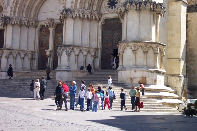 Turistas en la catedral de Cuenca