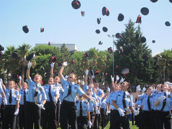 Mossos D'esquadra Lanzan La Gorra En El Acto De Graduación
