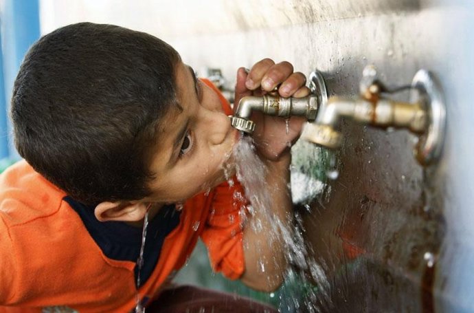 Niño palestino bebiendo agua 